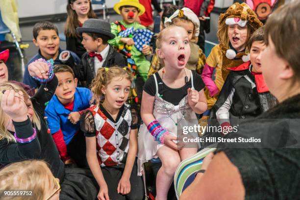 surprised audience in theater circus - zirkus kinder stock-fotos und bilder