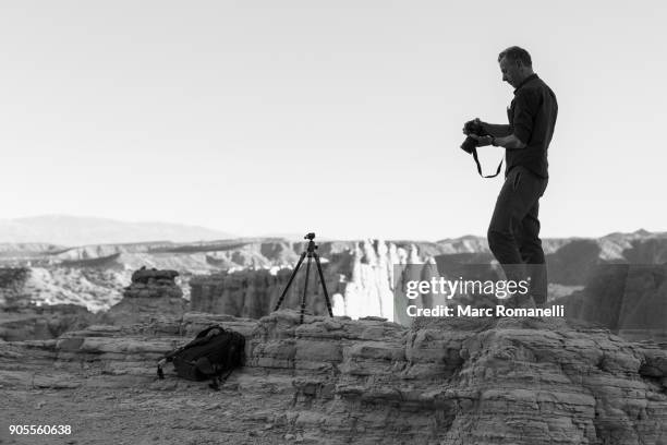 caucasian photographer with tripod in desert - abiquiu foto e immagini stock