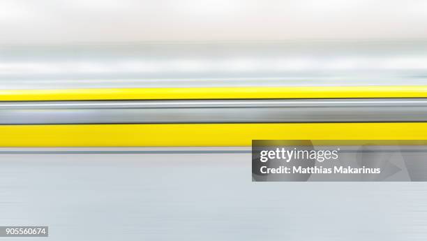 high speed train in motion with blur and lines - makarinus photos et images de collection