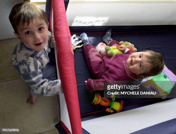 Deux enfants jouent, le 28 avril 2003, à Jurques, dans la chambre leur maison. En 2002, la France comptait 2,2 millions d'enfants de moins de 3 ans,...