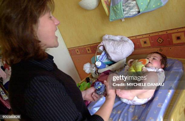 Une femme en congé parental s'occupe, le 28 avril 2003, à Jurques, de ses deux enfants Lisa et Maxime dans la chambre d'enfants de sa maison. En...