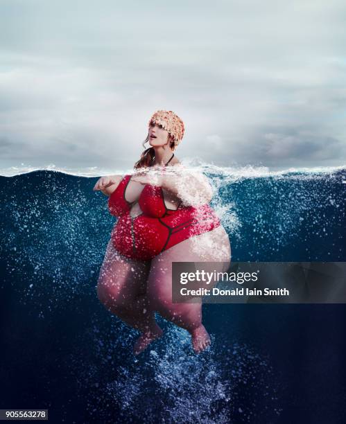 underwater review of overweight woman swimming - iceberg water stock-fotos und bilder