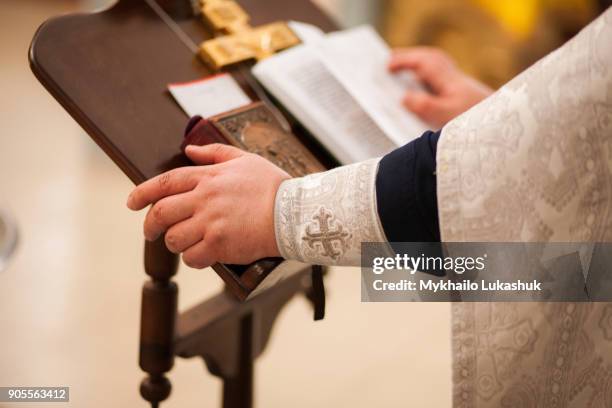 hands of priest on pulpit - priest photos et images de collection