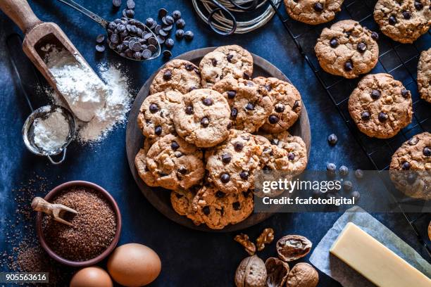 voorbereiding chocoladeschilferkoekjes - baking stockfoto's en -beelden