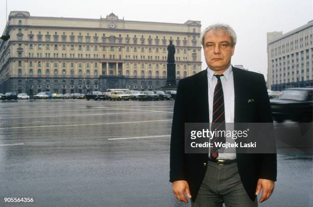 Vladimir Bukovsky, writer, dissident and defender of human rights in the USSR, standing in front of the Lubyanka building, headquarters of KGB,...