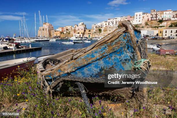 rowboat on shore at marina - marina debris stock pictures, royalty-free photos & images