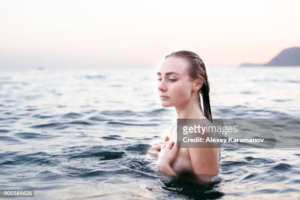 caucasian woman swimming - women skinny dipping stockfoto's en -beelden