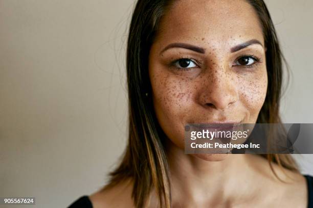 close up of smiling mixed race woman - gente comune foto e immagini stock
