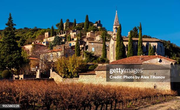 la roque-sur-ceze village - languedoc rosellón fotografías e imágenes de stock