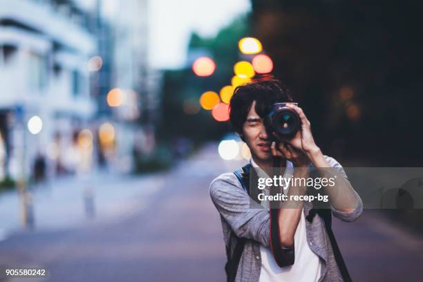 l’homme prendre des photos de nuit - japanese photographer photos et images de collection