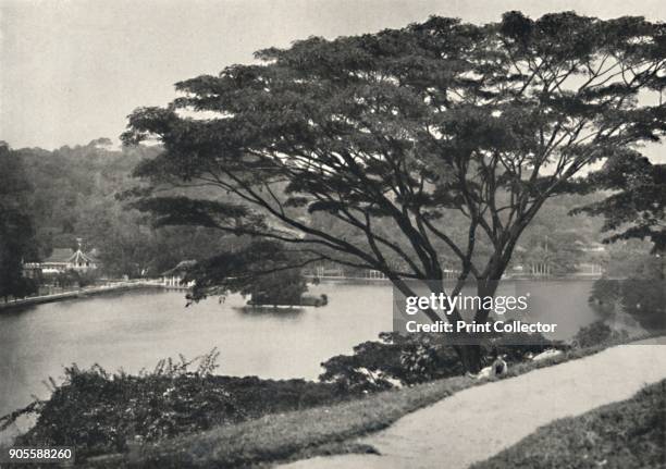 'See, Tempel des Heiligen Zahnes und Bibliothek in Kandy, vom Viktoria-Drive ach Osten gesehen', 1926. Lake, Temple of the Holy Tooth and Library in...