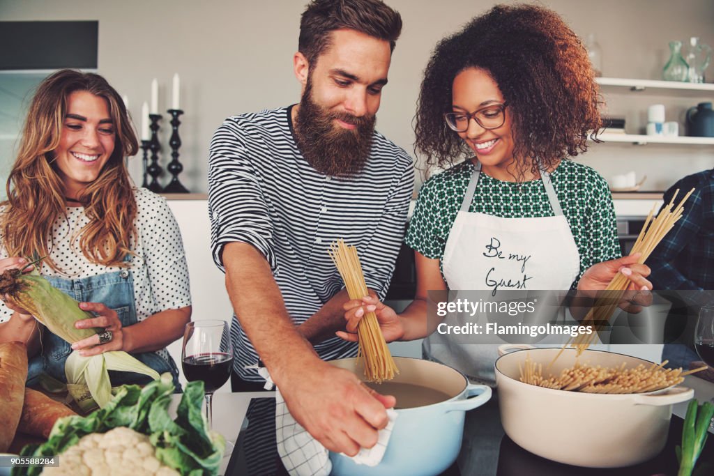 Drei Freunde kochen spaghetti