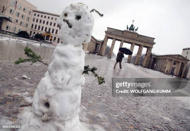 Snowman is pictured in front of the Brandenburg Gate in Berlin on January 16, 2018. / Germany OUT