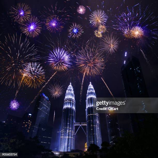 花火の祭典正月とクアラルンプールのスカイライン - マレーシア独立記念日 ストックフォトと画像