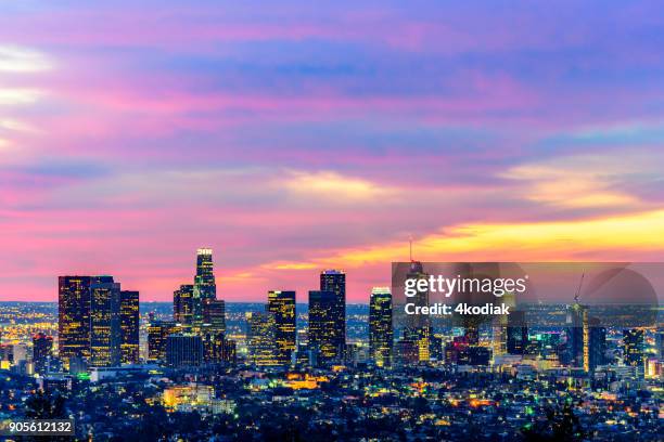 skyline von los angeles in der morgendämmerung - hollywood stars stock-fotos und bilder