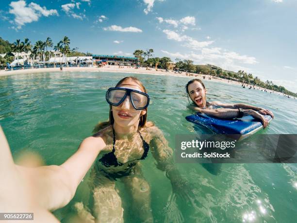 das australische meer genießen - looking at camera australia stock-fotos und bilder