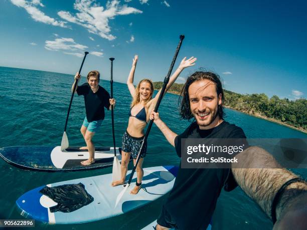 ta en selfie på paddla styrelser - paddle boarding bildbanksfoton och bilder