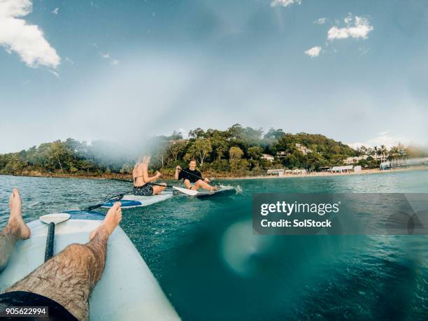 ontspannen in de zee - feet selfie woman stockfoto's en -beelden