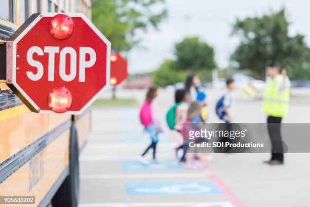 luces de flash en una muestra de la parada de autobús de la escuela los niños cruzan la calle - vigilante de paso de peatones fotografías e imágenes de stock