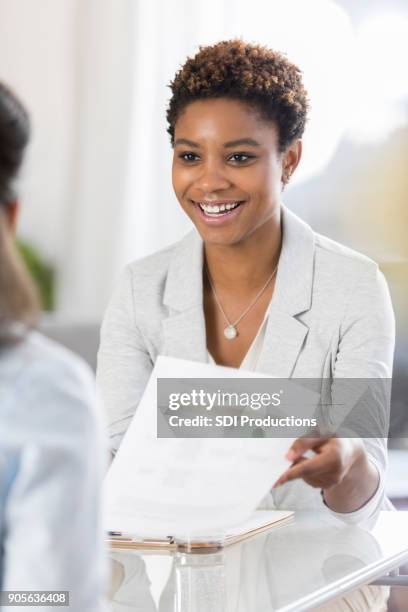 mujeres empresarias alegre revisión documento - curriculum vitae fotografías e imágenes de stock