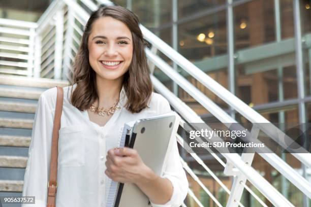 vertrouwen college student op haar weg naar klasse - college student holding books stockfoto's en -beelden