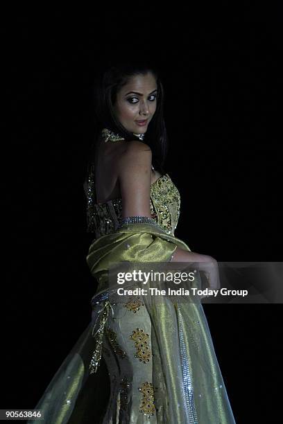 Bollywood actor Amrita Arora flaunts designer Renu Tandon's creation during her fashion show at Crescent Mall at Qutub, New Delhi.