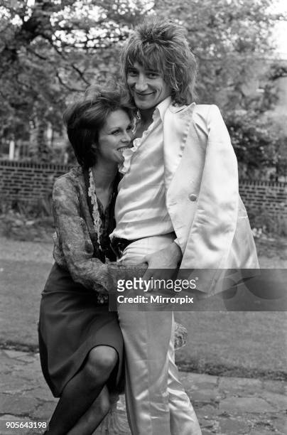 Pop singer Rod Stewart with his new girlfriend actress Joanna Lumley in her garden at her Kensington home, 24th May 1974.