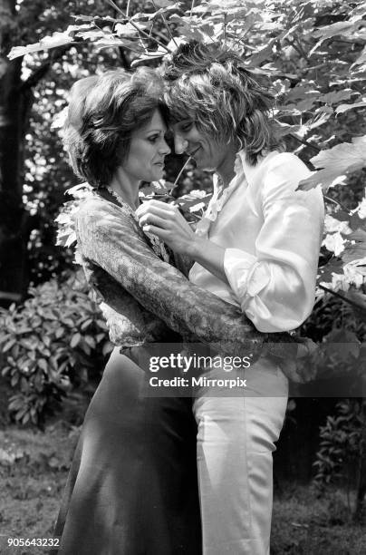 Pop singer Rod Stewart with his new girlfriend actress Joanna Lumley in her garden at her Kensington home, 24th May 1974.