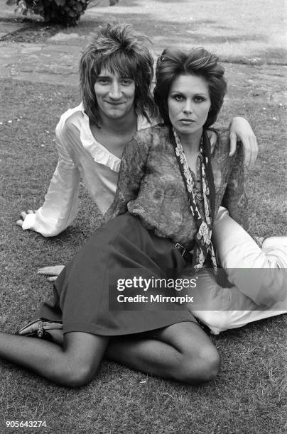 Pop singer Rod Stewart with his new girlfriend actress Joanna Lumley in her garden at her Kensington home, 24th May 1974.