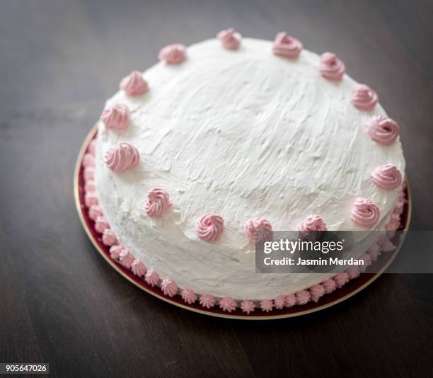 ready baked cake - icing stock pictures, royalty-free photos & images