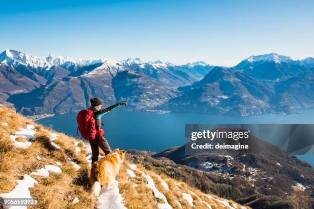 frau wanderer auf berg zeigen landschaft - bestimmtheit stock-fotos und bilder