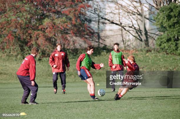 Manchester United in training. Roy Keane and Paul Scholes practicing watched by (behind l-r: Ole Gunner Solskjaer, David Beckham and Ronny Johnsen...
