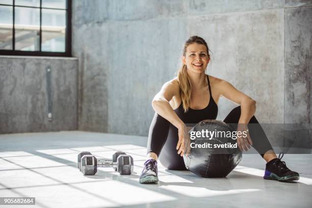 noodzaak om te breken na zware training - sport instructor stockfoto's en -beelden