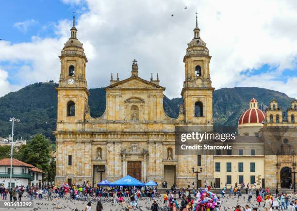 bolivar square en cathedral - bogota, colombia - bolivar square bogota stockfoto's en -beelden
