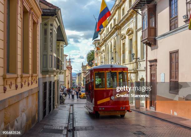 historische wijk van la candelaria in bogota, colombia - la candelaria bogota stockfoto's en -beelden