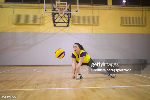 cette boule est le mien - volleyball player photos et images de collection