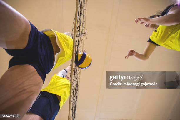 vista de ángulo bajo de ataque de voleibol femenino - high school volleyball fotografías e imágenes de stock