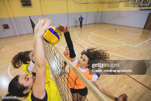 volleyball-angriff und verteidigung - spiking stock-fotos und bilder