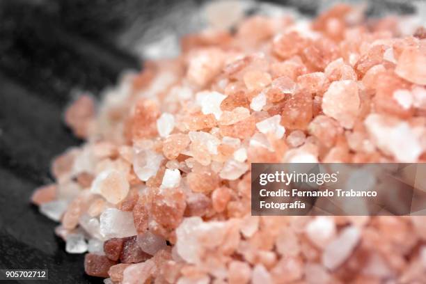 himalayan salt - salz streuen stock-fotos und bilder