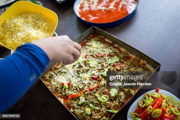 preparing pizza - all purpose flour stockfoto's en -beelden