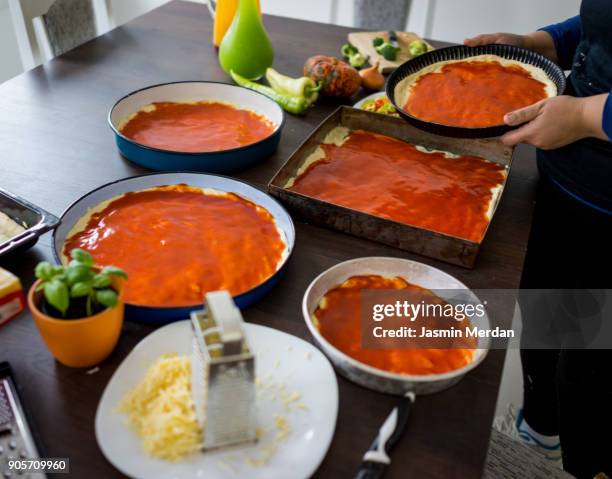 preparing pizza - all purpose flour stockfoto's en -beelden