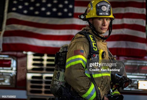 fire fighter - feuerwehrhelm stock-fotos und bilder