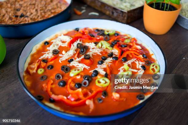 preparing pizza - all purpose flour stockfoto's en -beelden