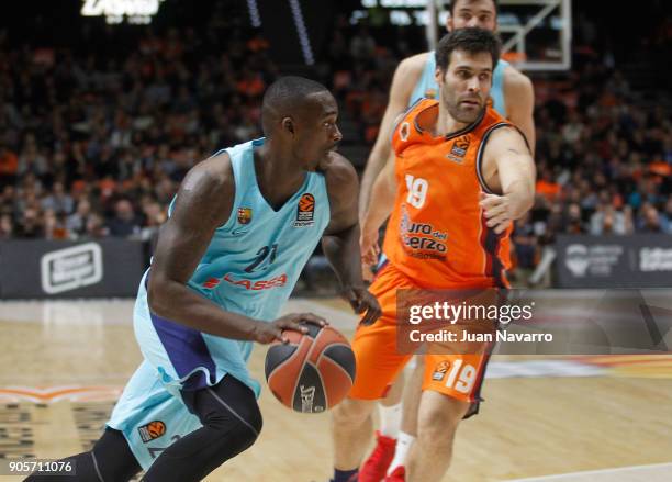 Rakim Sanders, #21 of FC Barcelona Lassa competes with Fernando San Emeterio, #19 of Valencia Basket during the 2017/2018 Turkish Airlines EuroLeague...