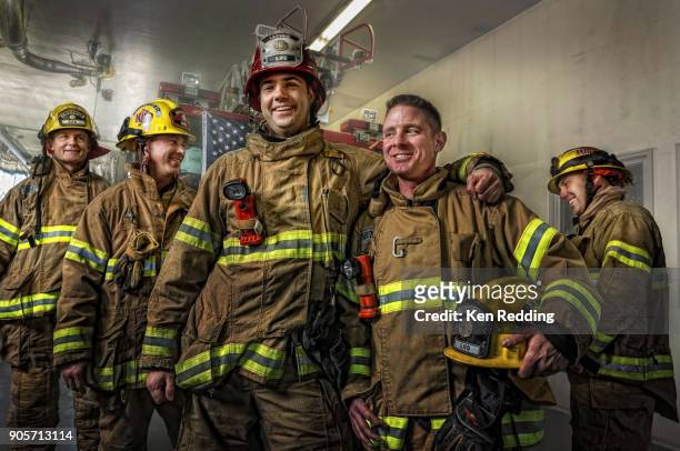 fire fighters - quartel de bombeiros imagens e fotografias de stock