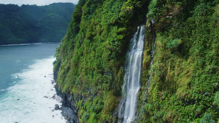 https://media.gettyimages.com/id/905714998/video/aerial-view-of-waterfall-in-hawaii.jpg?b=1&s=640x640&k=20&c=9bGXYFNwVVQxzMPT96tAq8Emvs4NET7DNF7DIkuSYjw=
