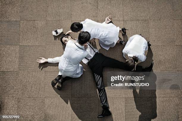 doctors working on unconscious patient - desmayarse fotografías e imágenes de stock