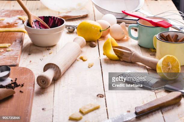 messy situation, making crust fruit pie - ingredients kitchen stock-fotos und bilder