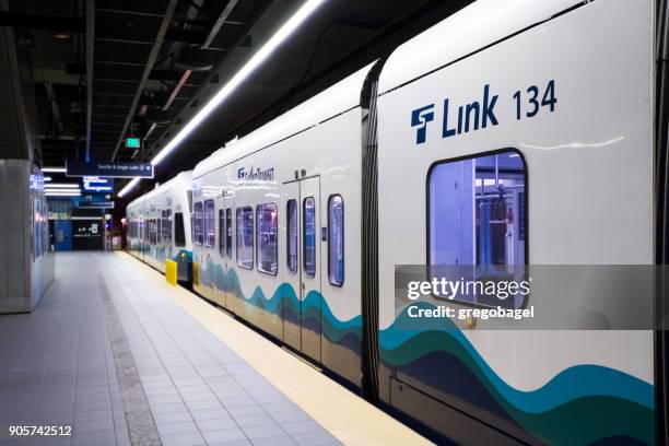 light rail station an university of washington in seattle, wa - lightrail stock-fotos und bilder