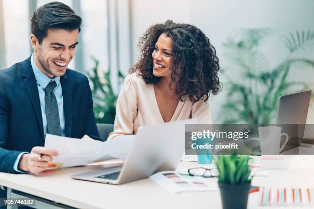 paar von geschäftsleuten auf ein treffen - smiling tie stock-fotos und bilder